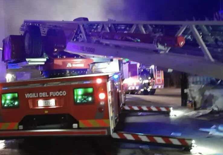 vigili del fuoco in azione vigili del fuoco in azione