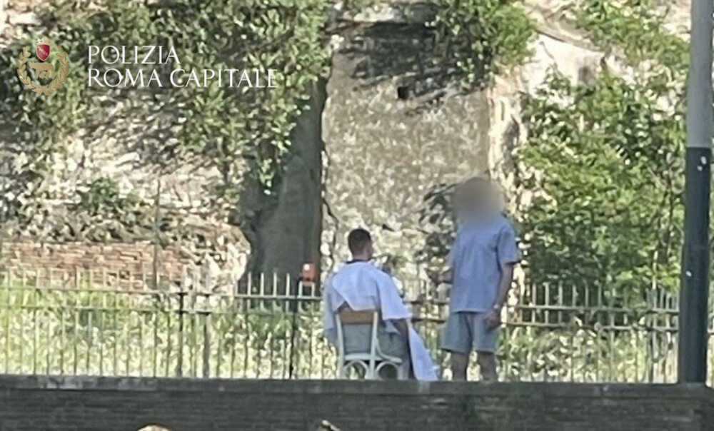 Acconciatore barbiere abusivo Colosseo_Polizia Locale Roma municpale capitale Acconciatore barbiere abusivo Colosseo_Polizia Locale Roma municpale capitale