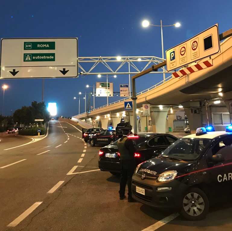 CP AEROPORTI – I controlli dei Carabinieri all’Aeroporto di Fiumicino (3) CP AEROPORTI - I controlli dei Carabinieri all'Aeroporto di Fiumicino (3)