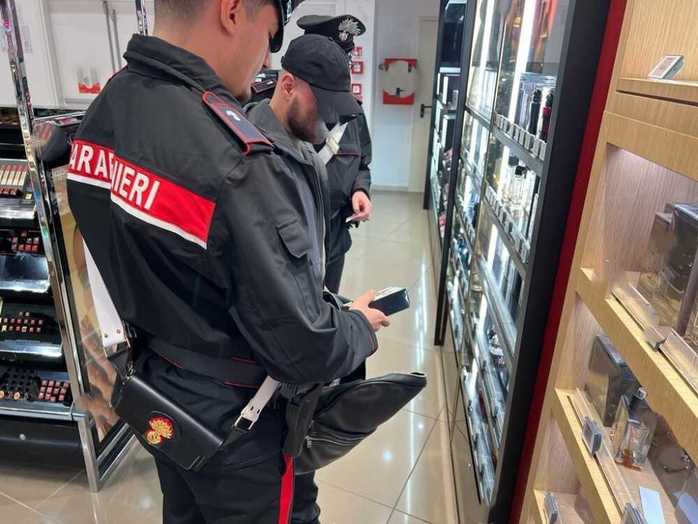 Carabinieri all'aeroporto di Fiumicino duty free negozi