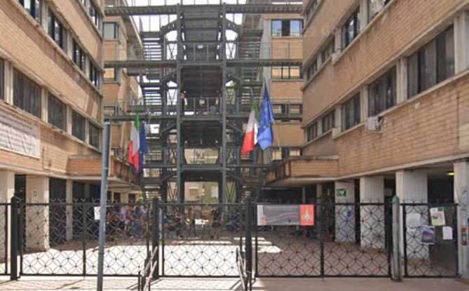 Gli ex custodi che occupano le case delle scuole a Roma