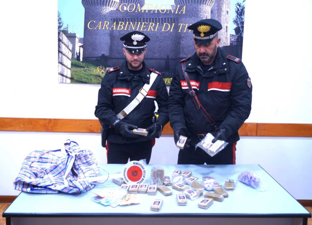 TIVOLI – La droga sequestrata dai Carabinieri (1) TIVOLI - La droga sequestrata dai Carabinieri (1)