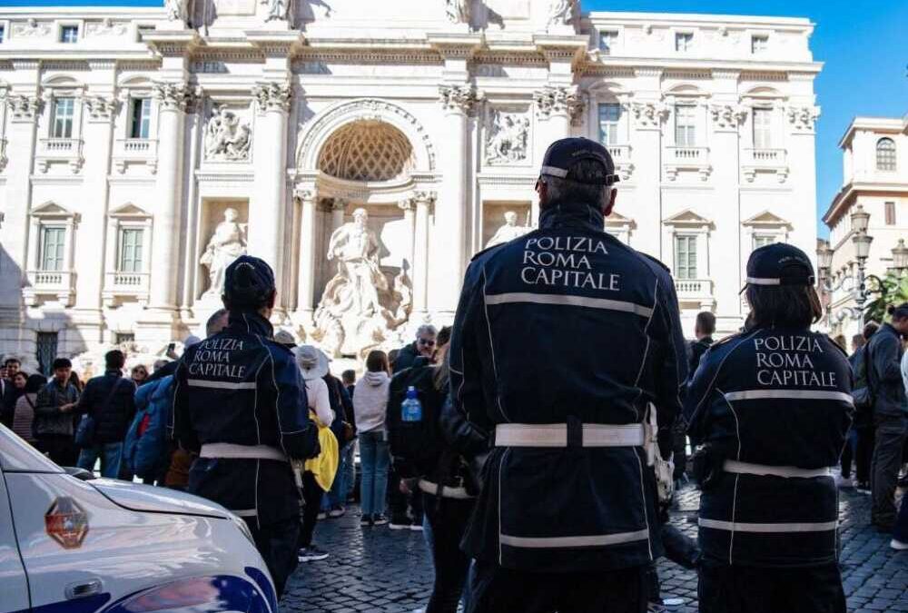 Deruba una turista tedesca a Fontana di Trevi, preso un siriano 35enne