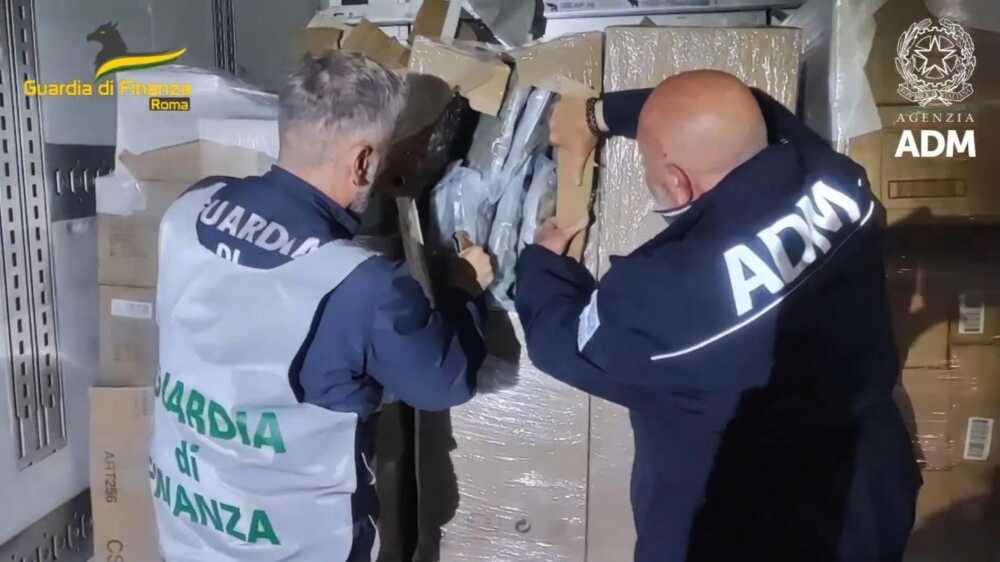 Maxi sequestro di droga al porto di Civitavecchia: marijuana nascosta tra bobine di carta e articoli per la casa