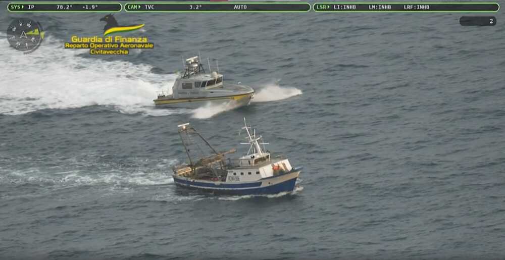 Pesca a strascico a Passoscuro, la Finanza di Civitavecchia ferma un peschereccio