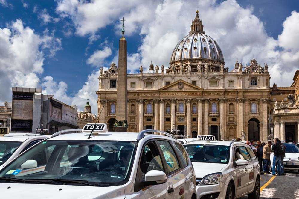 Guida all'Utilizzo dei Taxi a Roma. Come Prenotare, Numeri e Tariffe