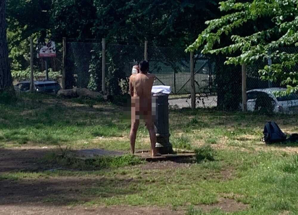 uomo nudo parco