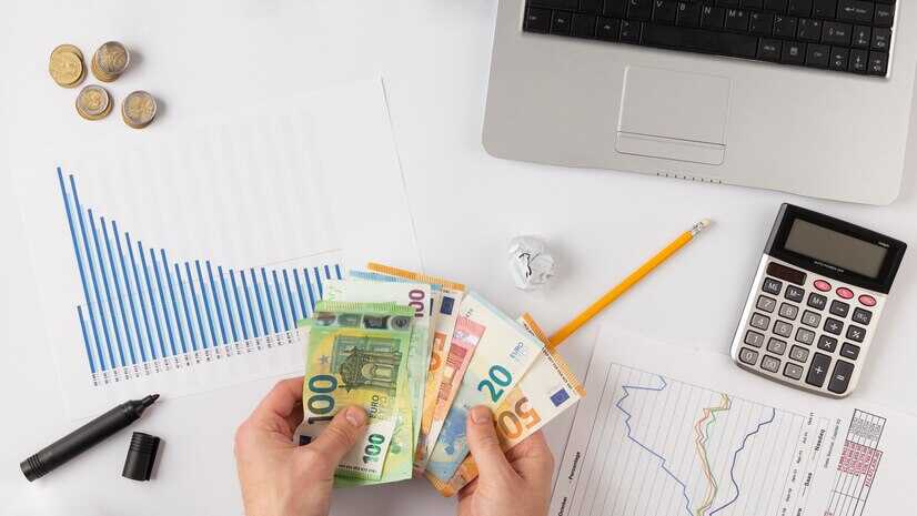 composizione-di-elementi-di-finanze-piatte_soldi economia