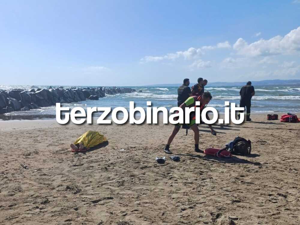 cadavere donna annegata torre flavia ambulanza spiaggia a cadavere donna annegata torre flavia ambulanza spiaggia a