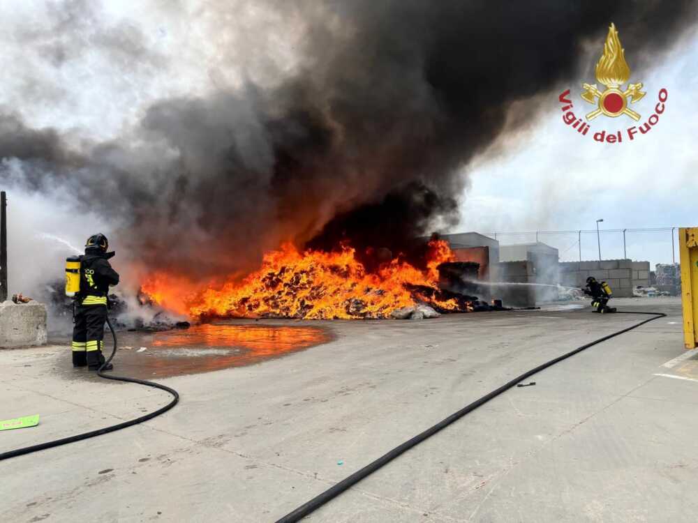 incendio rifiuti zona industriale civitavecchia vvf vigili fuoco pompieri (1)