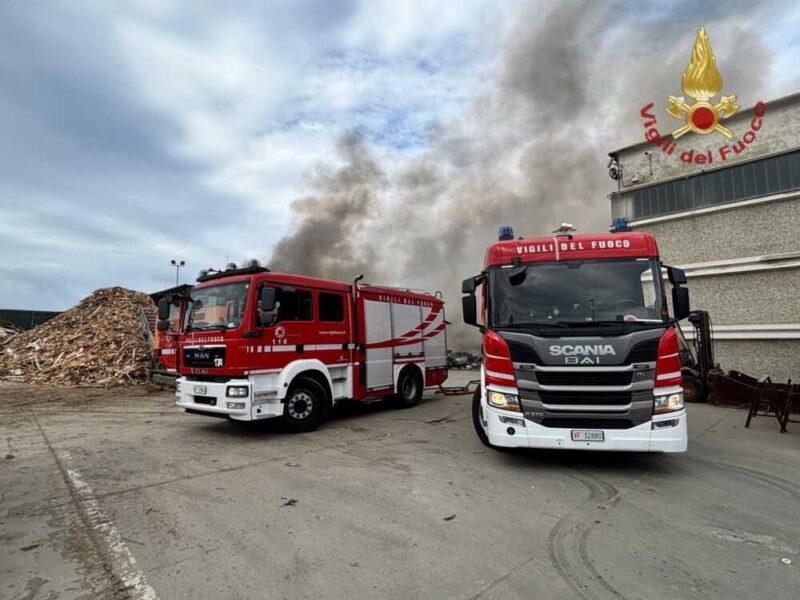 incendio rifiuti zona industriale civitavecchia vvf vigili fuoco pompieri (1)