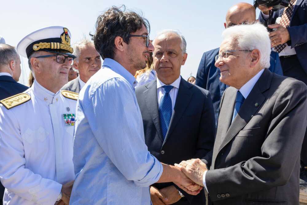 Barca a vela intitolata al comandante della Guardia Costiera Natale De Grazia davanti al presidente Mattarella