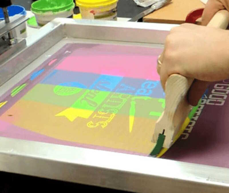 Personalizzare le magliette estive con la stampa serigrafica del logo