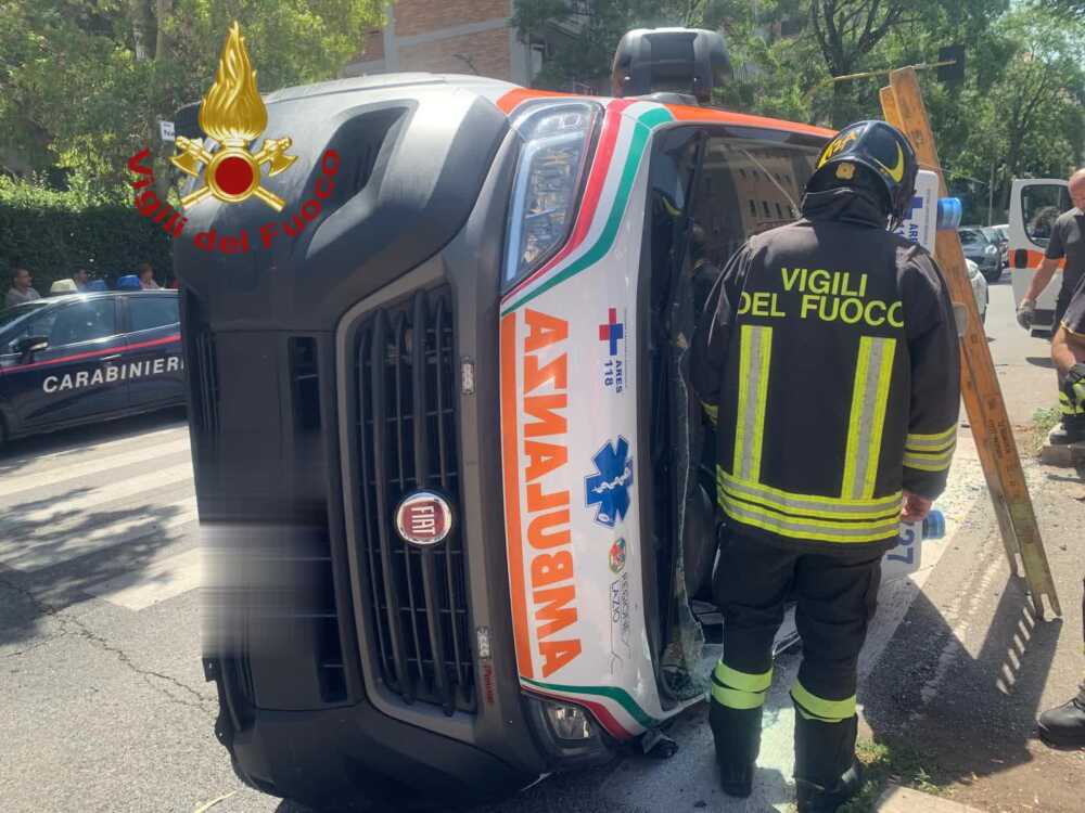vigili fuoco vvf pompieri incidente ambulanza (2) vigili fuoco vvf pompieri incidente ambulanza (2)