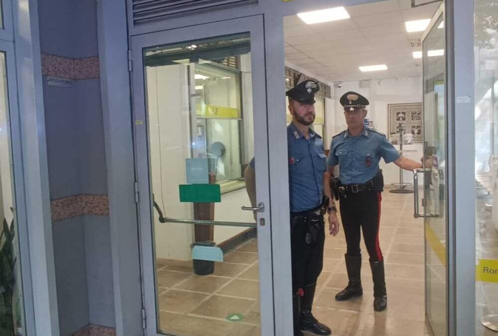 Armato di pistola fa irruzione alle Poste: bloccato dai carabinieri