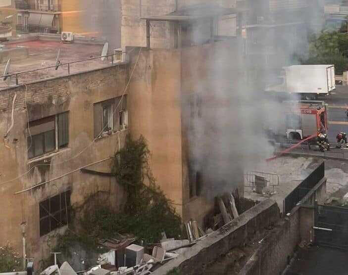 Portuense, incendio all’ex Gil: tre anziani salvati, intossicato uno di loro