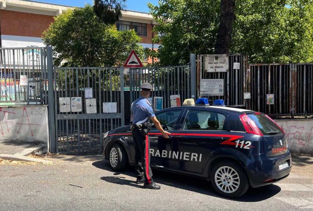 Controlli dei carabinieri contro i furti nelle scuole: 23enne “beccato” nel cortile di un plesso a Centocelle