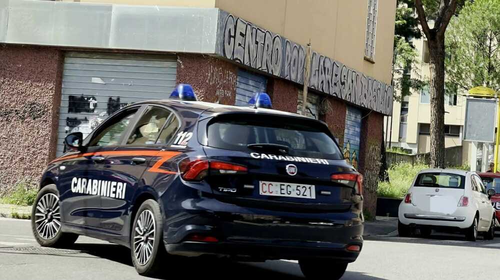 Ruba dall’auto ruota di scorta e borsone con libri: colto in flagrante dai carabinieri