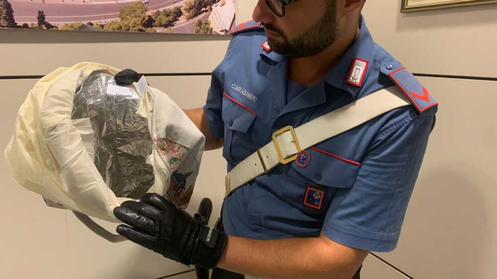 Ruba 6200 euro di borse dalla boutique a due passi dalla caserma dei carabinieri, bloccata 39enne