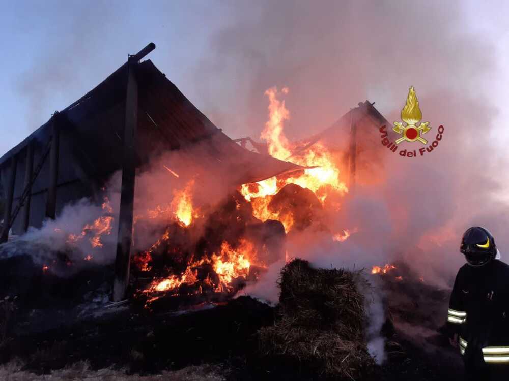 incendio fienile vvf vigili fuoco pompieri