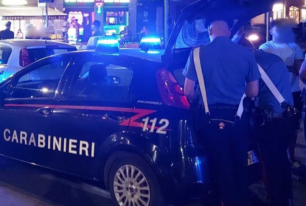 Ruba smartphone a una donna: i passanti vedono la scena e lo bloccano