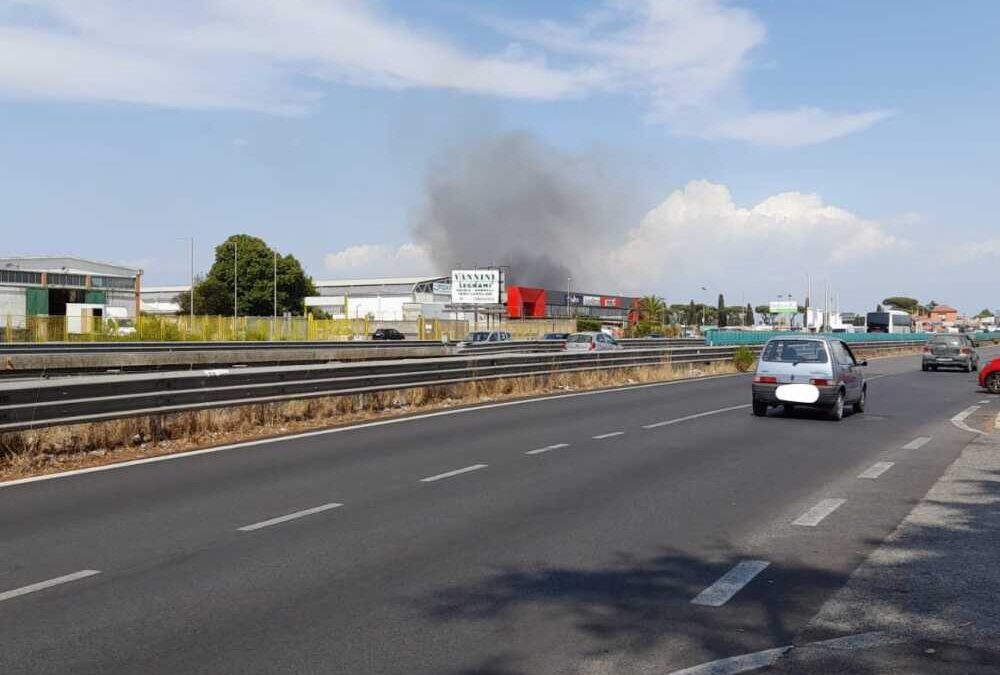 Fumo nero visibile dall’Aurelia: incendio alla Monachina