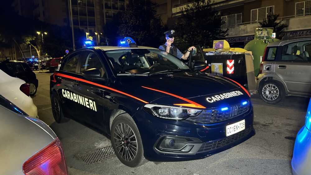 “Evasione” sotto casa: trovato fuori la sua abitazione anche se è ai domiciliari