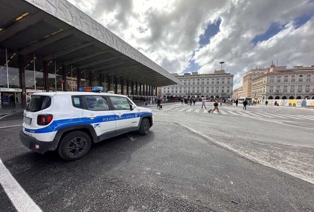 Ingoia collanina d’oro dopo averla rubata con un complice a un turista