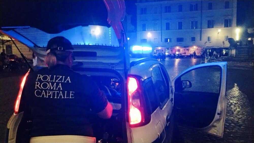 Merce avariata, condizioni igienico-sanitarie pessime: sequestrati 60 chili di prodotti in un negozio di alimentari