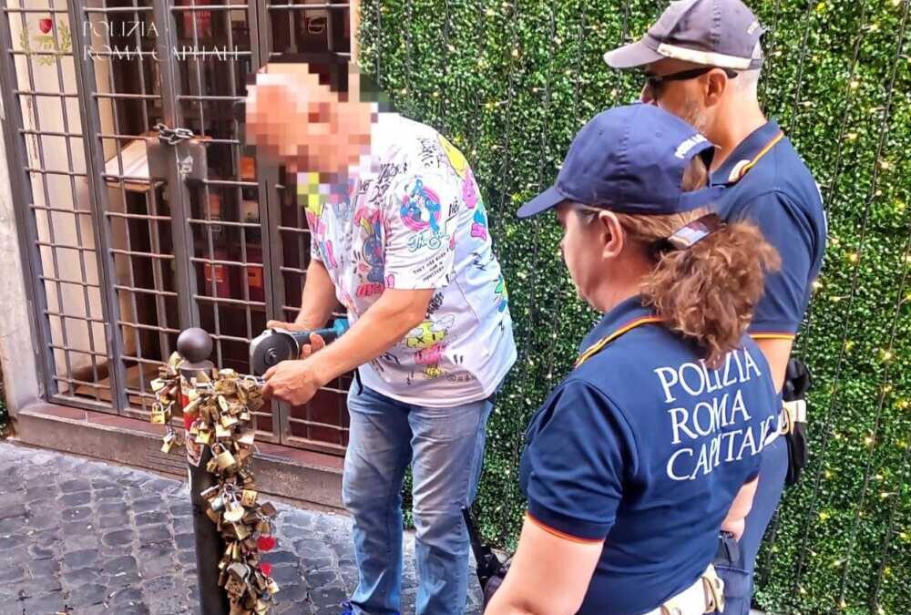 Rimossi  oltre 700 chili di lucchetti tra Fontana di Trevi e Pantheon 