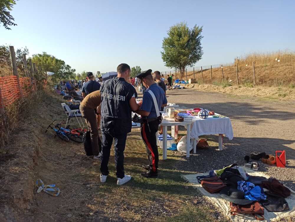 OSTIA – I controlli dei Carabinieri al mercatino dell’usato (1) OSTIA - I controlli dei Carabinieri al mercatino dell'usato (1)