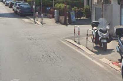 Incidente a Grottarossa: coinvolti due auto e un pedone, abbattuti due parapedonali