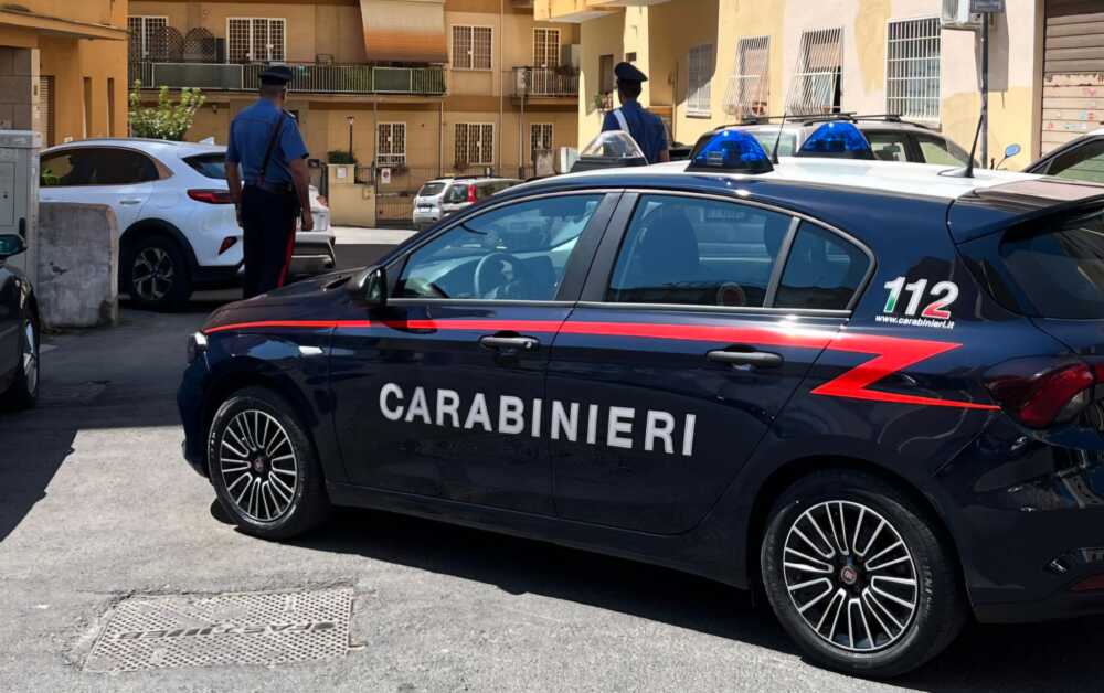 Si invaghisce di una barista e la molesta