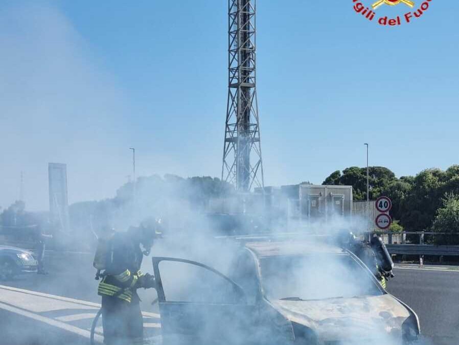 Auto in fiamme a Civitavecchia Sud