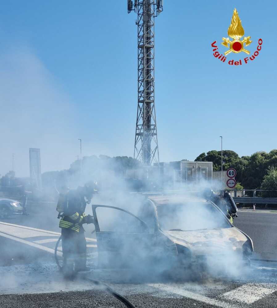 auto fiamme civitavecchia sud civili fuoco pompieri vvf