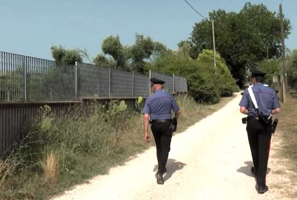 Lascia morire la madre di stenti senza acqua e cibo per andare in vacanza: figlia ai domiciliari progetta la fuga