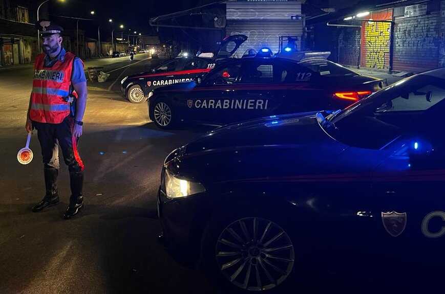 Guida un furgone rubato, non si ferma all’alt dei carabinieri e tenta la fuga a piedi