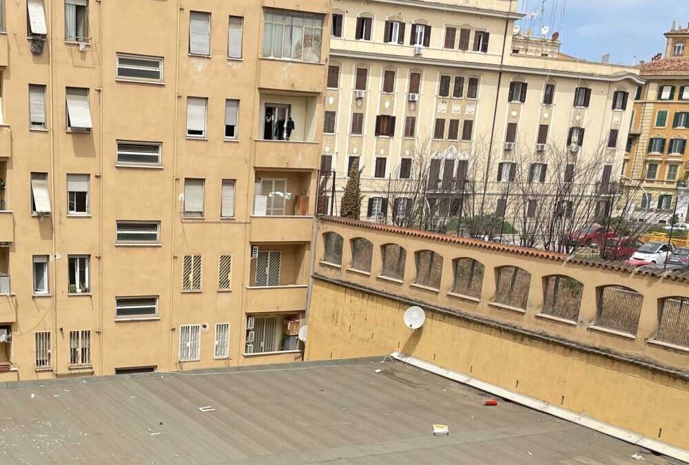 Lanciato estintore dai piani alti, uova contro saracinesche: “Vandalismo a San Giovanni”