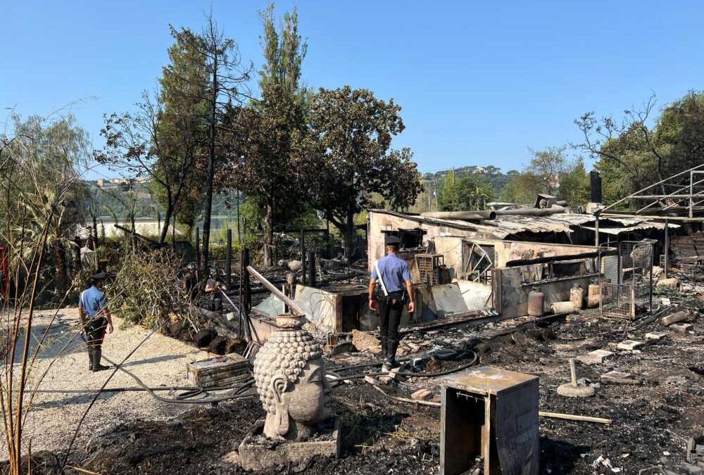 Incendio nella notte: ristorante  distrutto dalle fiamme