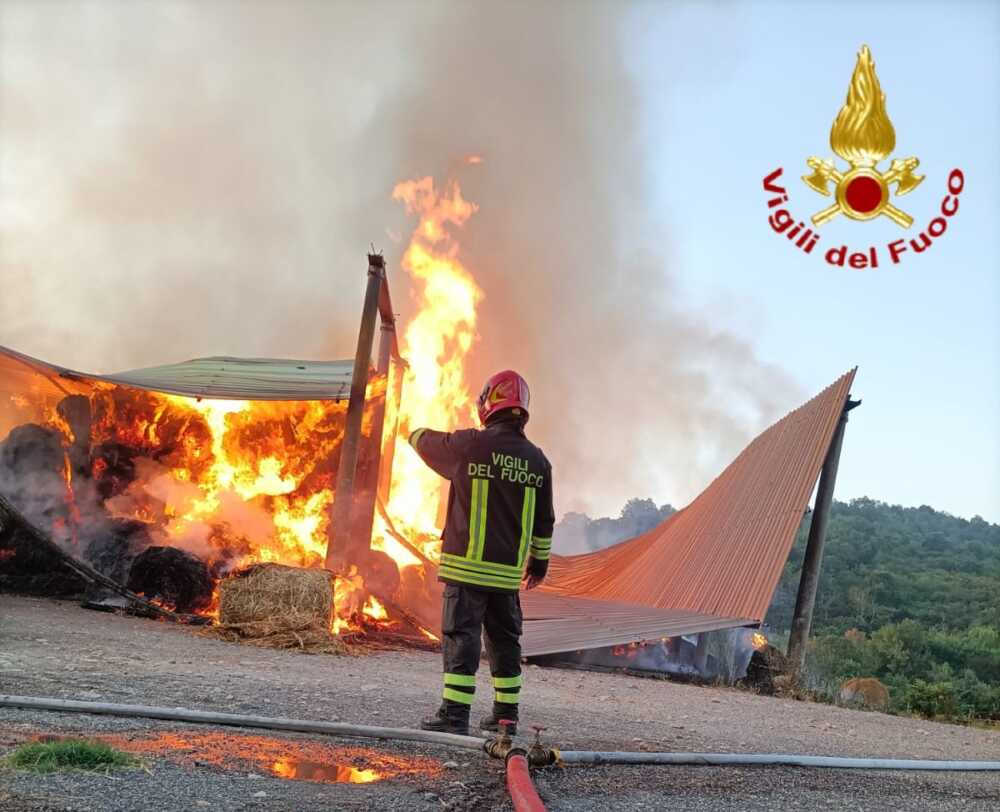 incendio fienile vvf vigili fuoco pompieri 2 incendio fienile vvf vigili fuoco pompieri