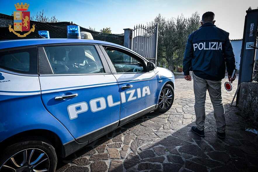 polizia spalle polizia spalle