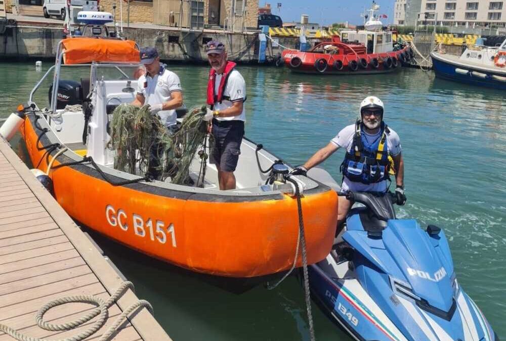 Rete da pesca abusiva ripescata a Fiumicino