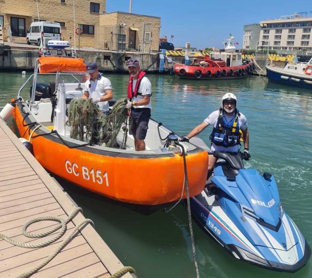 rete da pesca polizia guardia costiera fiumicino