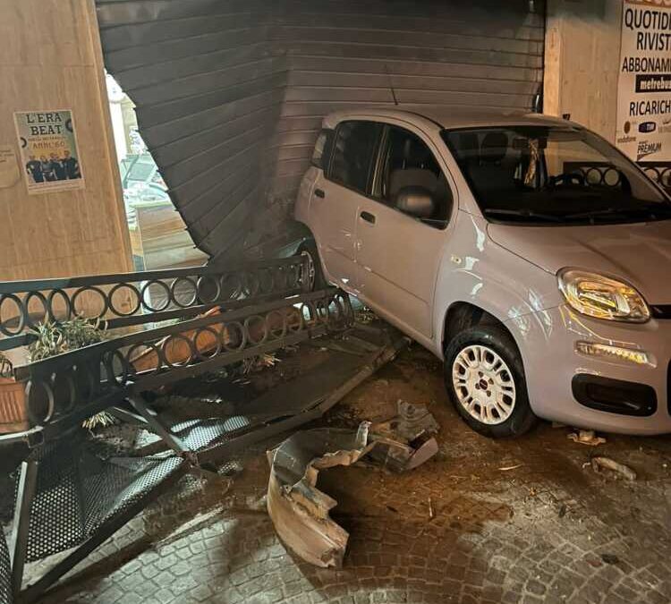 Il colpo gobbo non riesce: auto usata come ariete resta incastrata