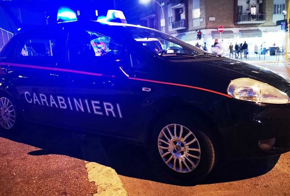 Ruba merce dagli scaffali del supermercato e poi scappa, bloccato dai carabinieri