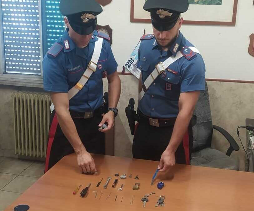 Ladro in casa della nonna: i nipoti lo bloccano con la refurtiva in mano