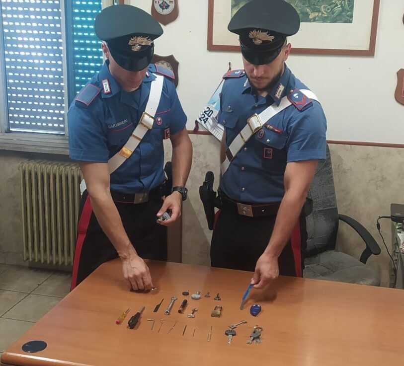 CASILINA – Gli arnesi sequestrati dai Carabinieri CASILINA - Gli arnesi sequestrati dai Carabinieri