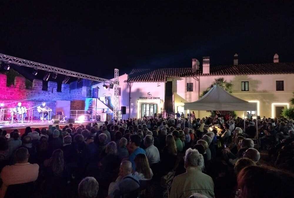 Gli Hotel Supramonte incantano Cerveteri: Piazza Santa Maria gremita per l’omaggio a De Andrè