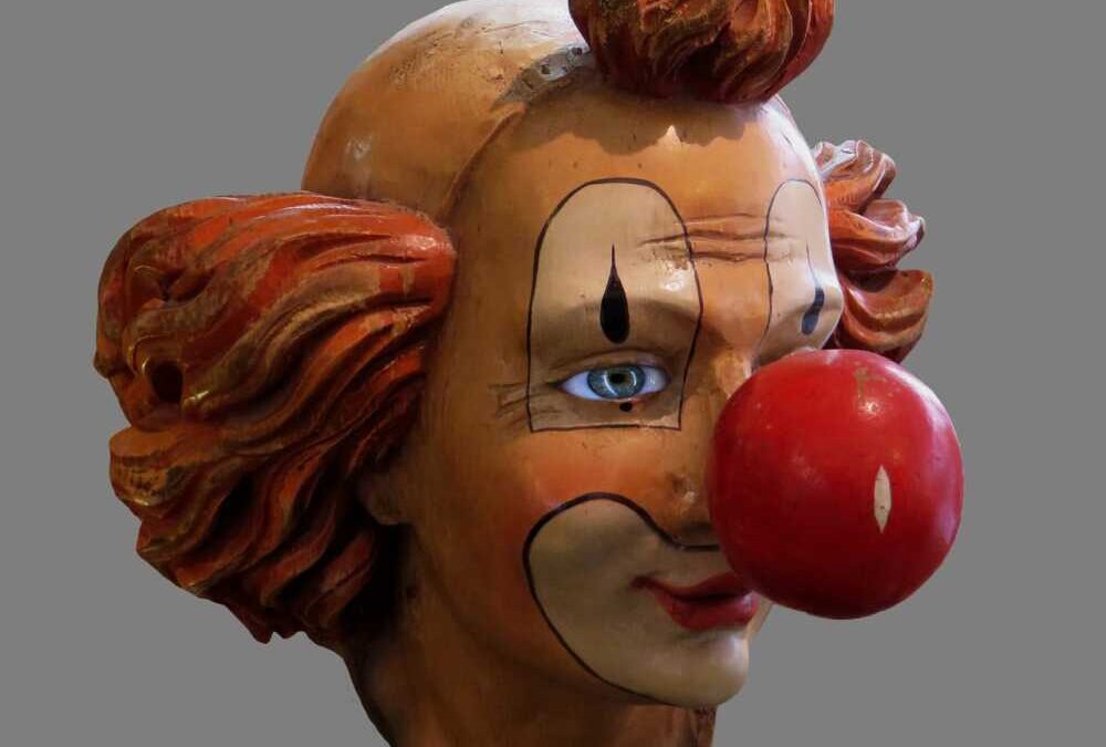 Rapina in farmacia: mascherato da clown e armato scappa con i soldi