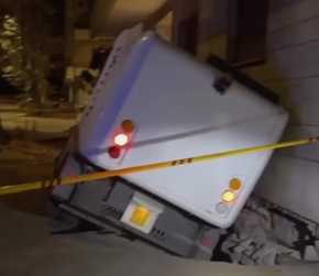 Spazzatrice “inghiottita” dalla voragine a Tor Marancia